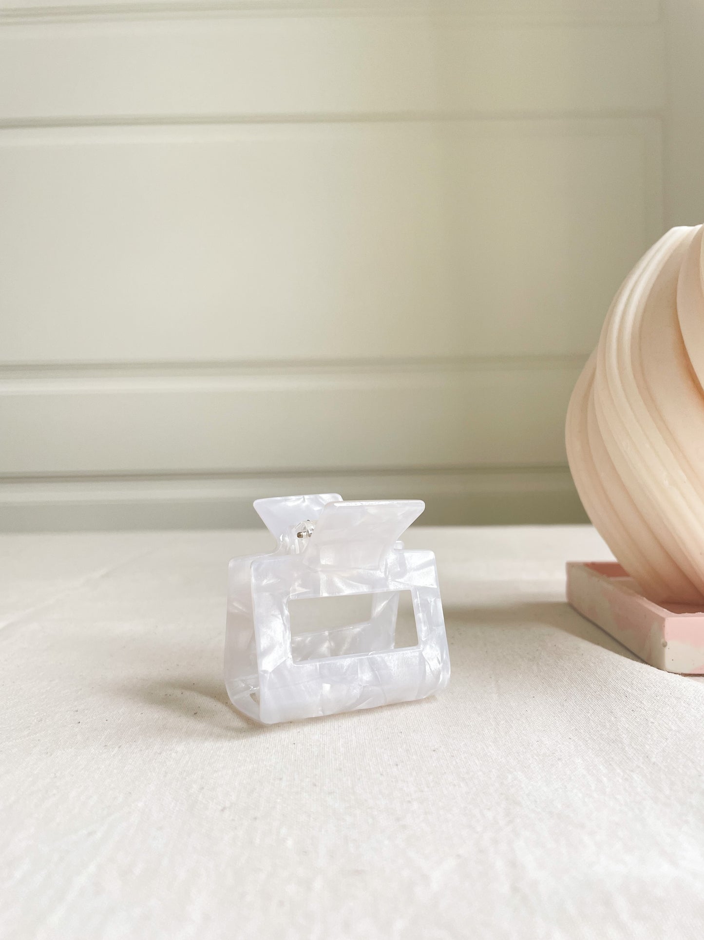 Stacy Claw Clip White Shimmer