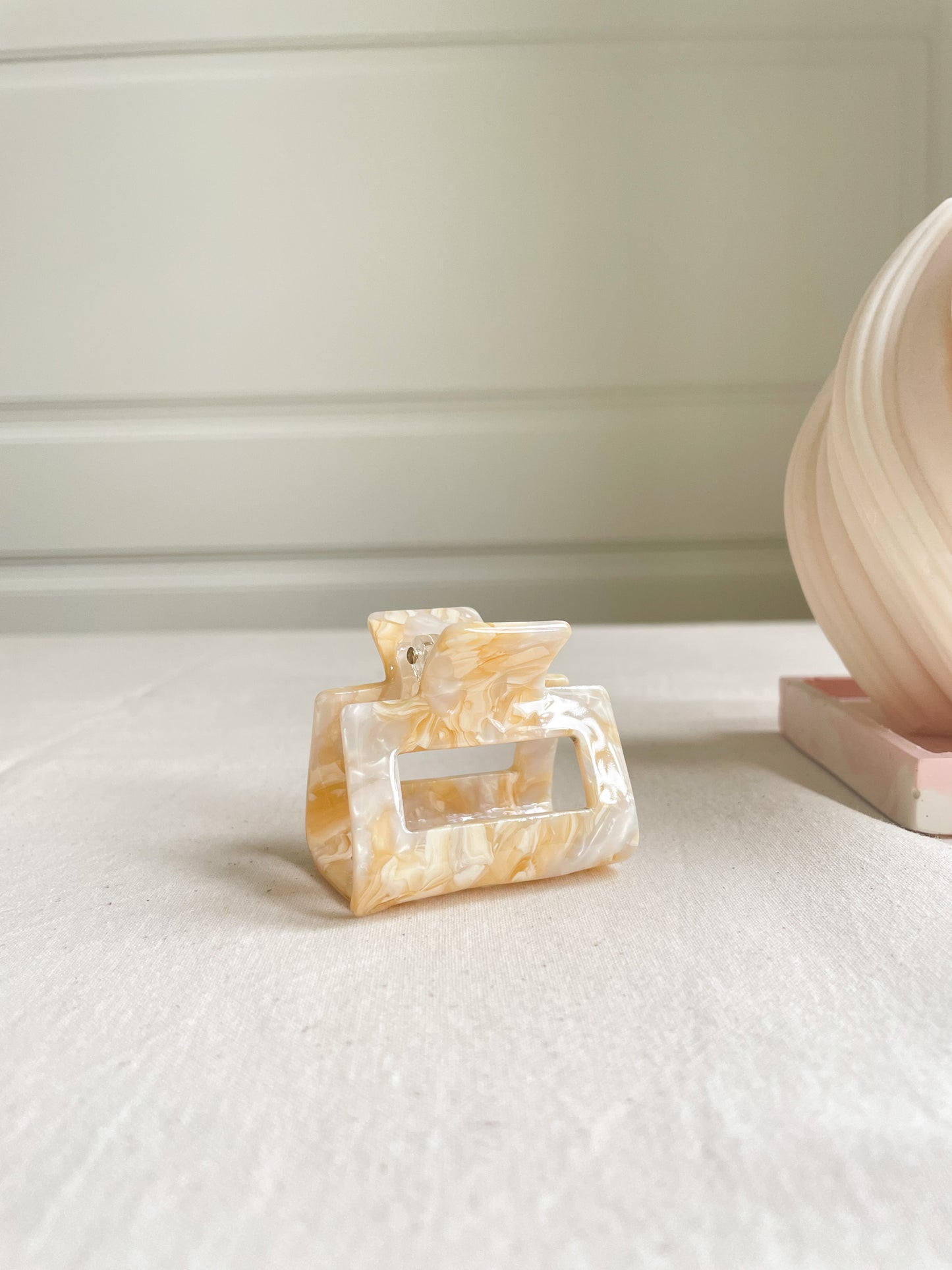 Stacy Claw Clip Cream Marble