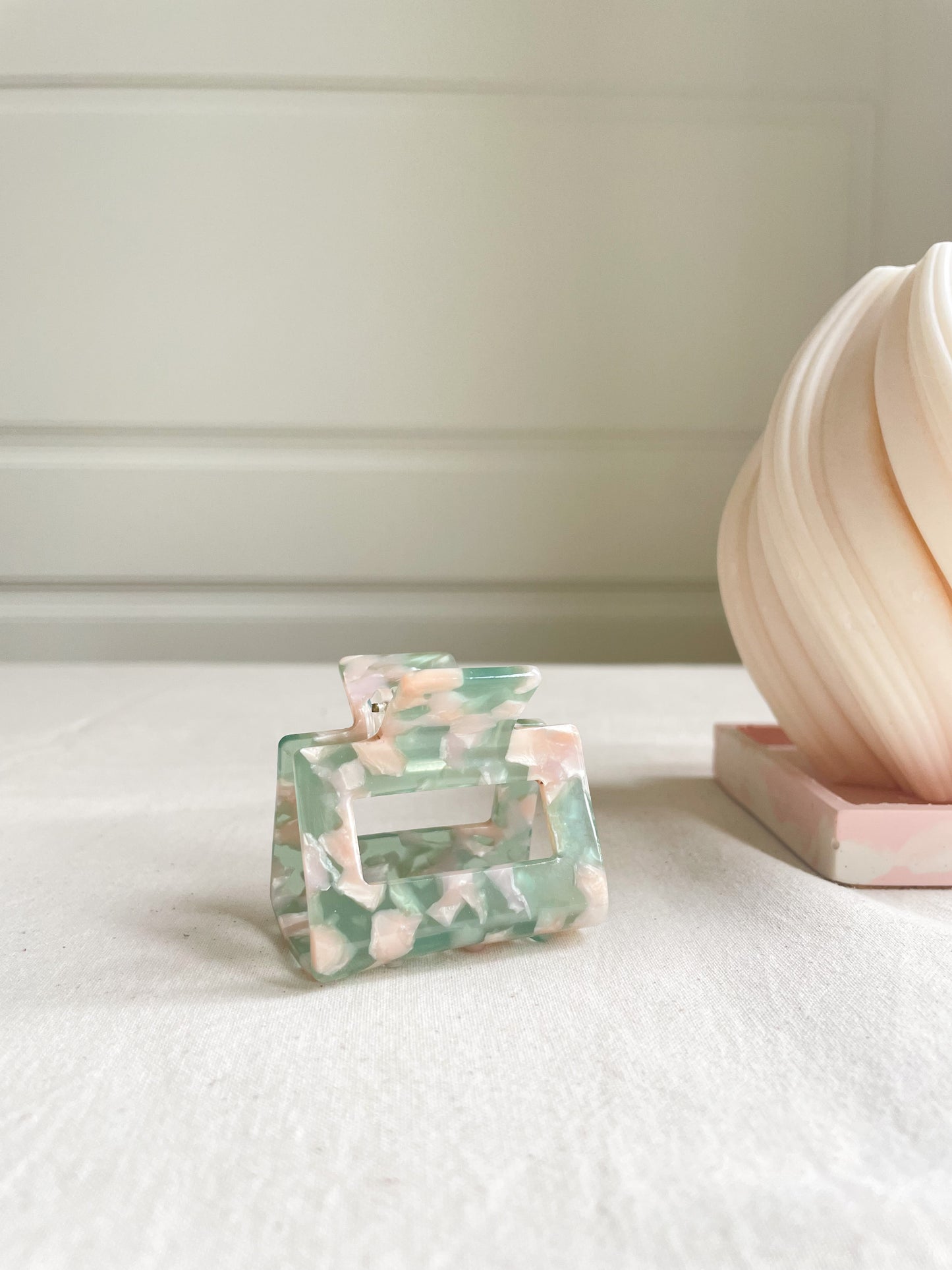 Stacy Claw Clip Green Pink Flakes