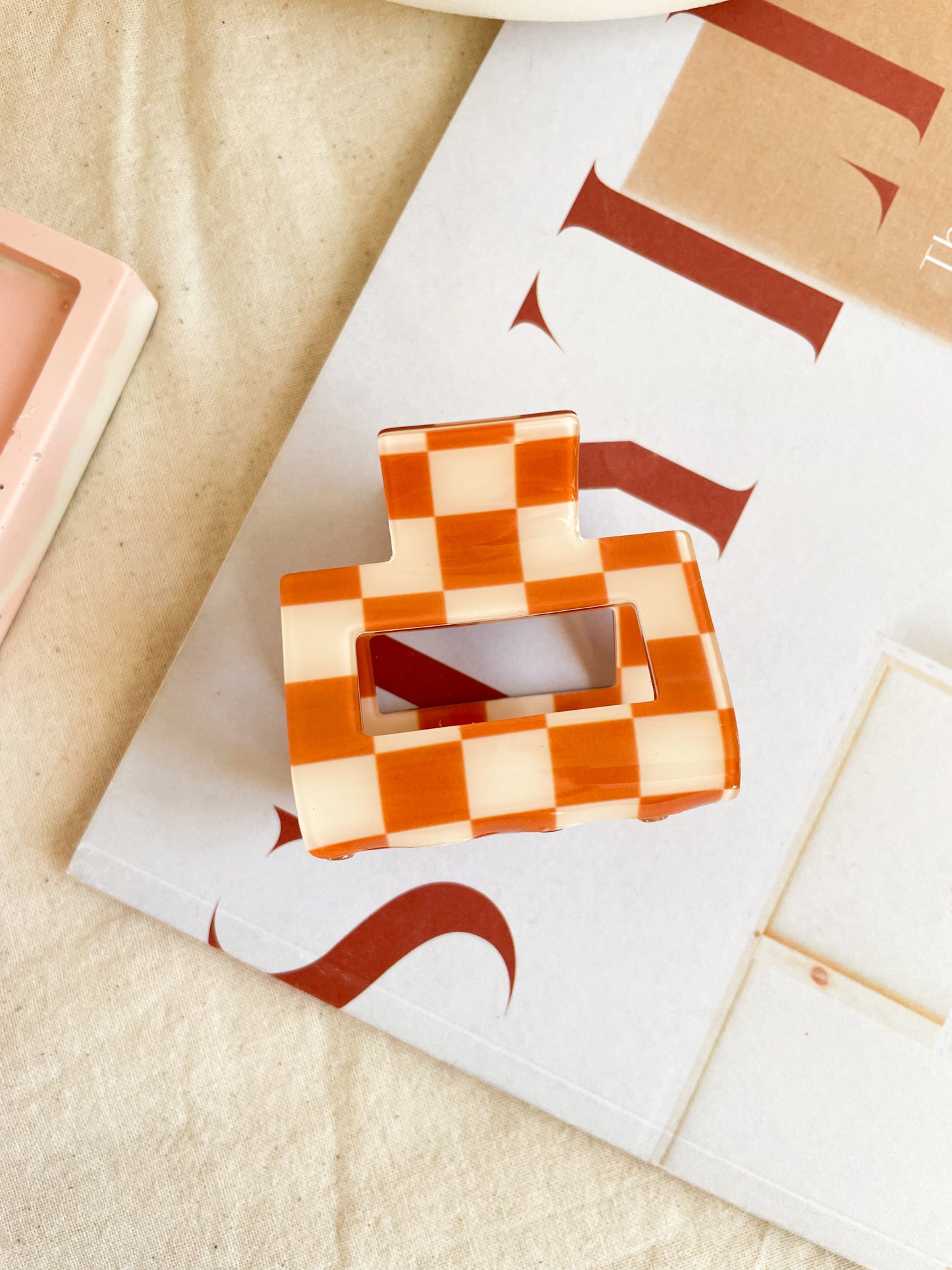 Stacy Claw Clip Checkered Caramel