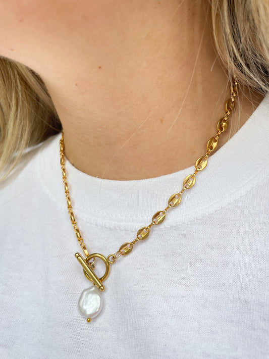 gold chain necklace with freshwater pearl in coin shape